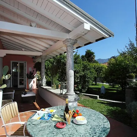 Sleeps 6 メナッジョ
