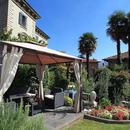Sleeps 6 *